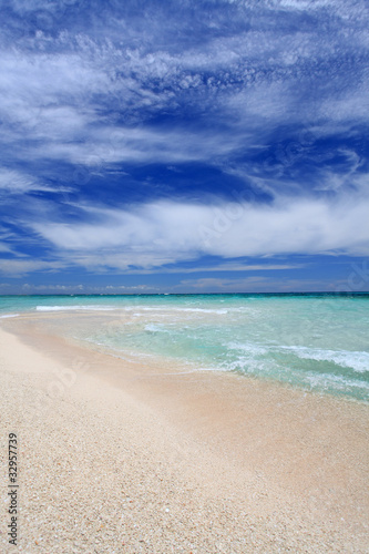 Fototapeta Naklejka Na Ścianę i Meble -  ナガンヌ島の美しく透明な波と青く広い空