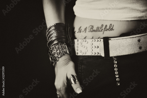 tatouage et jeans