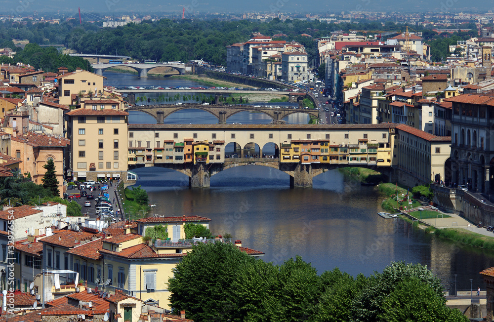 Florenz mit dem Fluß Arno und der Brücke Ponte Vecchio
