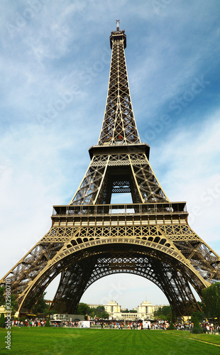 Eiffel Tower, central perspective. © majeczka