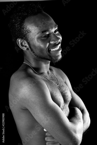 jeune homme africain torse nu - noir et blanc © Magalice