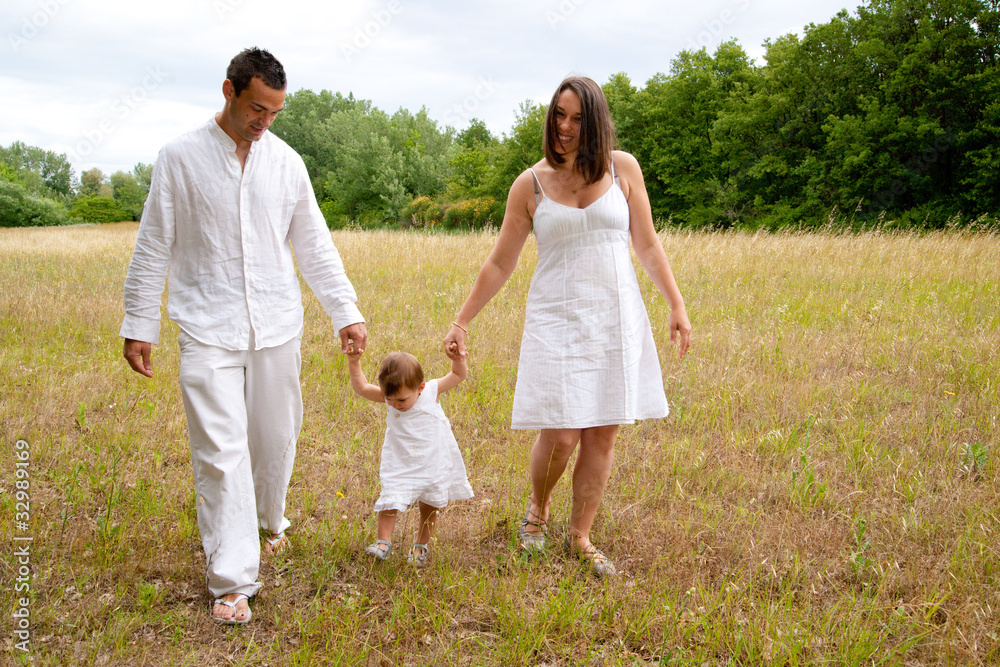 Fototapeta premium petite famille en promenade