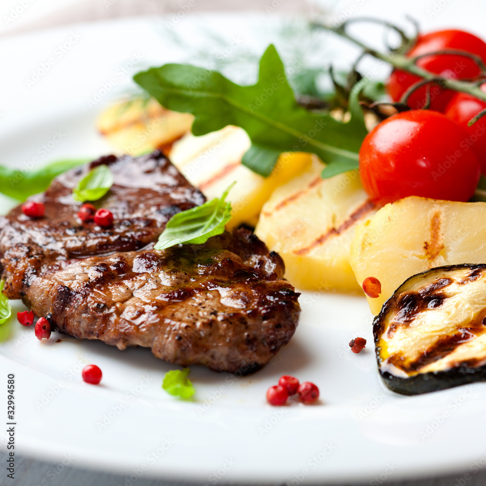 Grilled steak with grilled vegetables - obrazy, fototapety, plakaty 