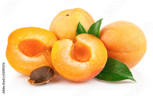 Foto apricot fruits with green
