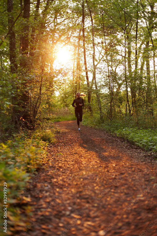 Junge Frau beim Joggen im Wald