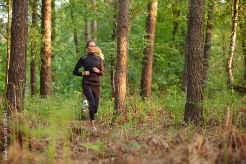 Junge Frau beim Joggen im Wald