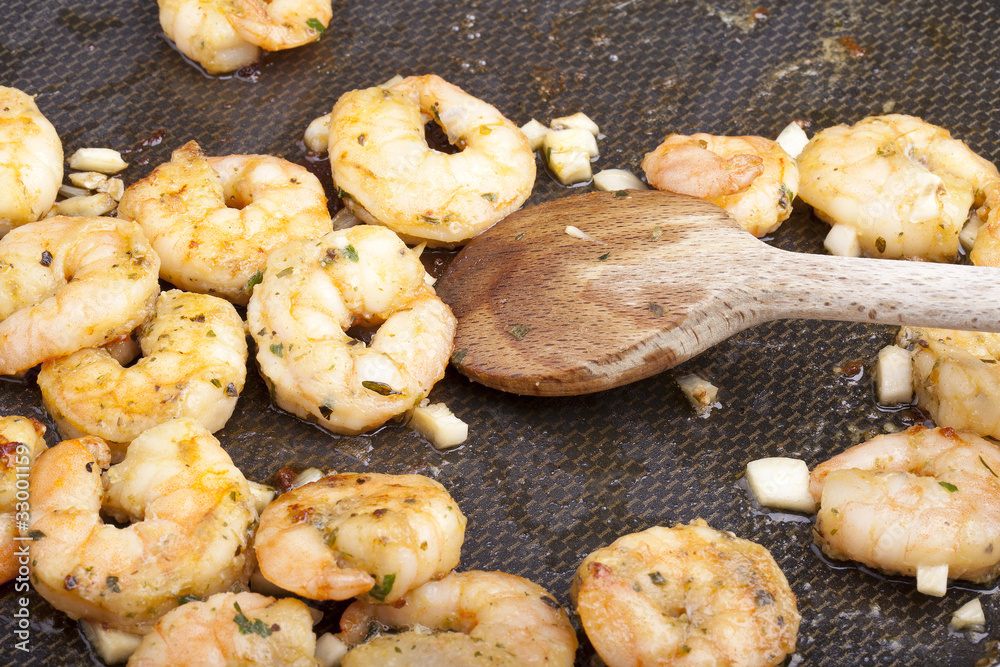 Shrimps mit Olivenöl und Knoblauch in der Pfanne Shrimps mit Olivenöl und Knoblauch in der Pfanne