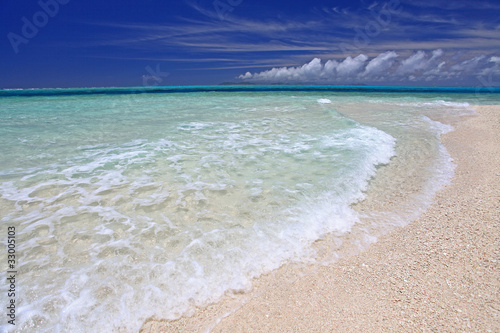 Fototapeta Naklejka Na Ścianę i Meble -  ナガンヌ島の真っ白い波と広く青い空