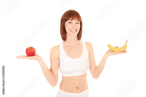 Portrait einer lachenden jungen Frau mit gesundem Obst