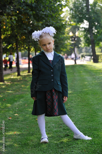 Девочка школьница гуляет в парке.