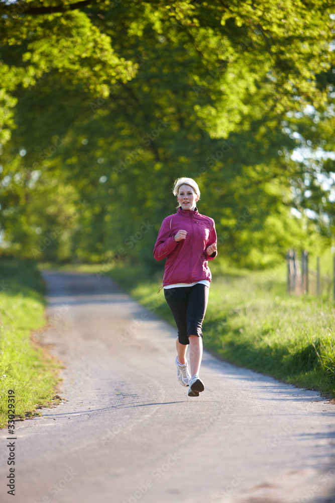 Junge Frau beim Joggen Junge Frau beim Joggen