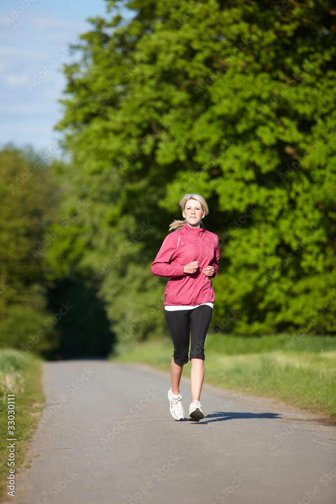Junge Frau beim Joggen
