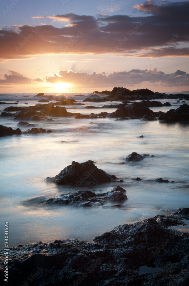 Côtes volcaniques réunionnaises au crépuscule