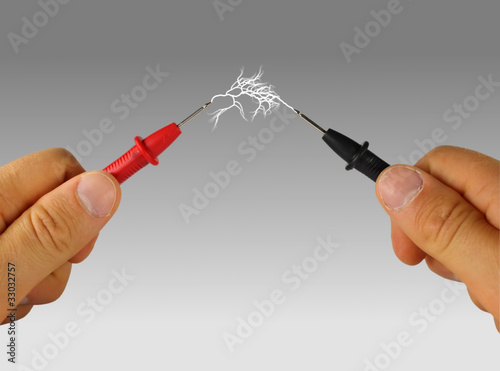 Spannung schlägt Funken