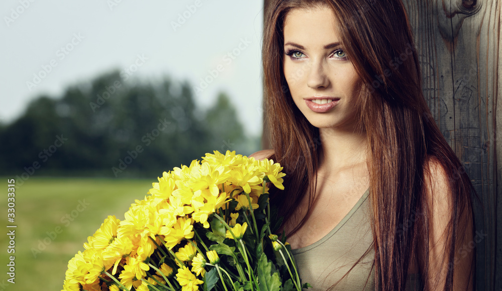 Εκτύπωση καμβά Woman holding yellow flowers . otdoor shoot