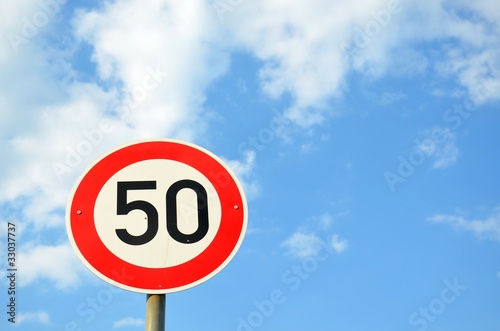 Straßenschild "50"