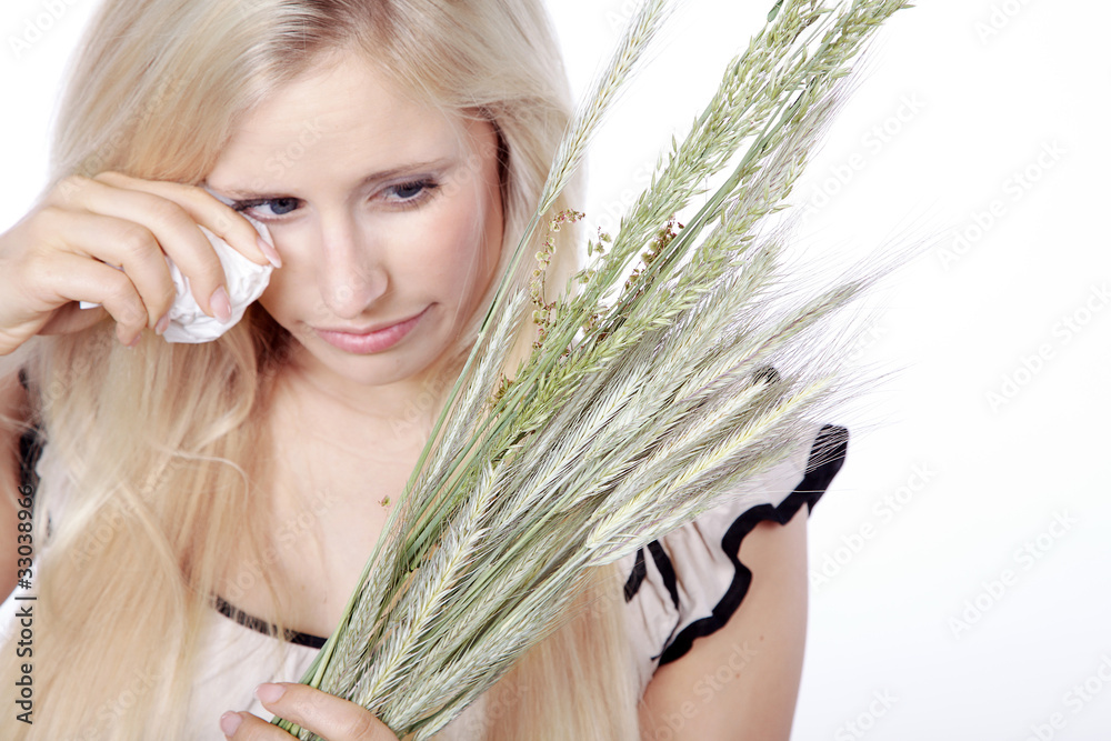 Naklejka premium Model Frau mit Gräser hat Heuschnupfen Porträt