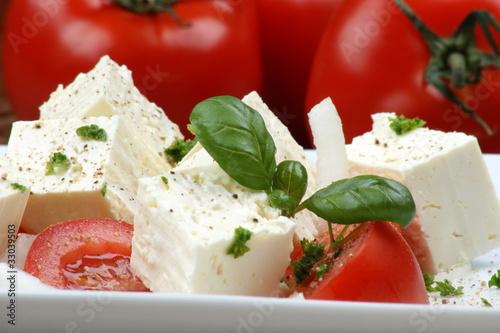 Griechischer Ziegenkäse mit Tomate und Basilikum