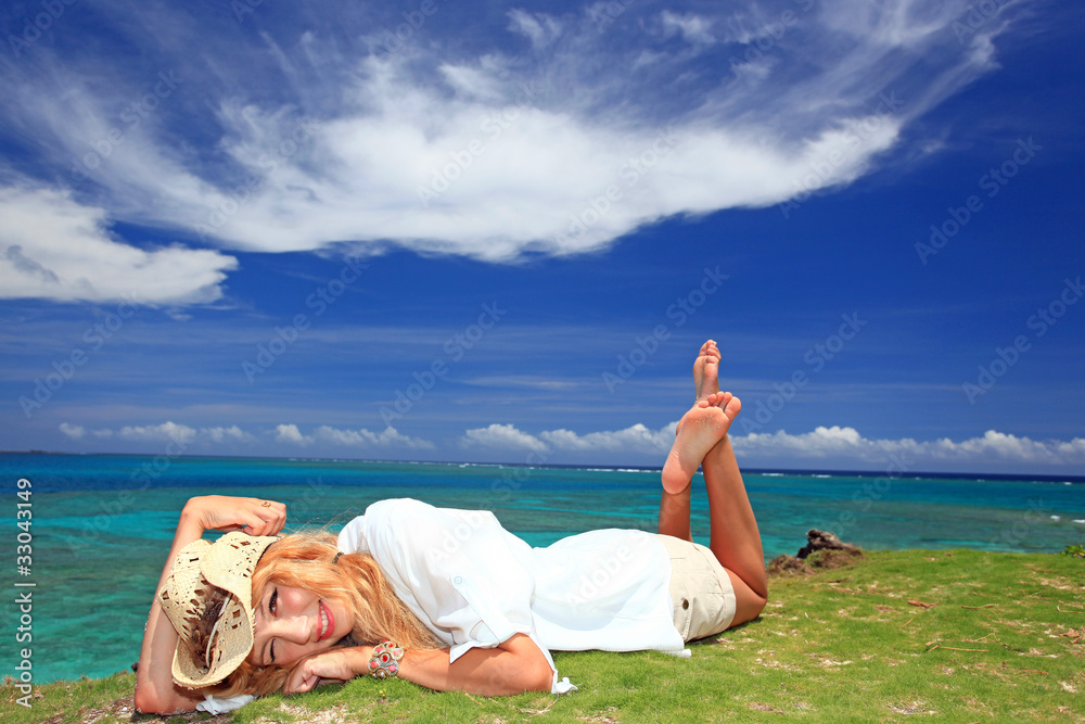 コマカ島の丘の上で寝転がる笑顔の女性 Stock 写真 Adobe Stock