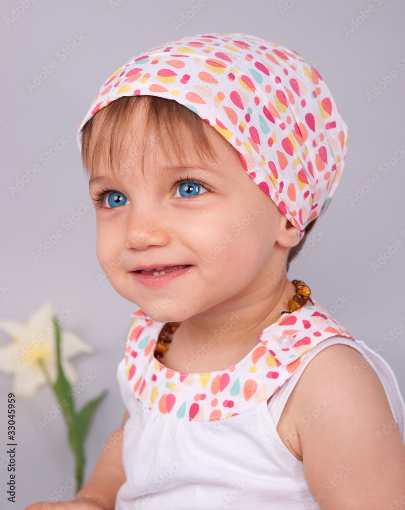 joli sourire d'enfant aux yeux bleus joli sourire d'enfant aux yeux bleus