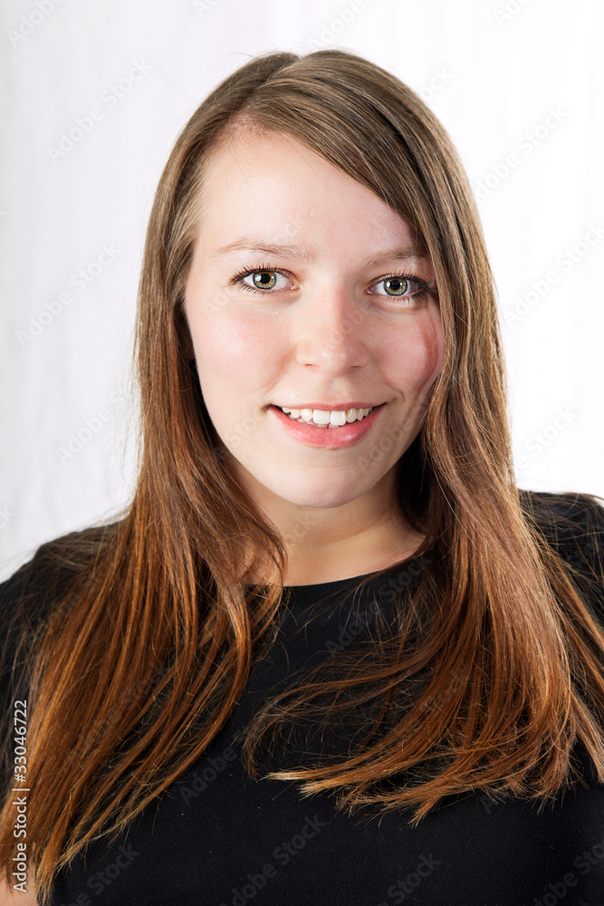 Portrait einer jungen Frau mit braunen langen Haaren 670