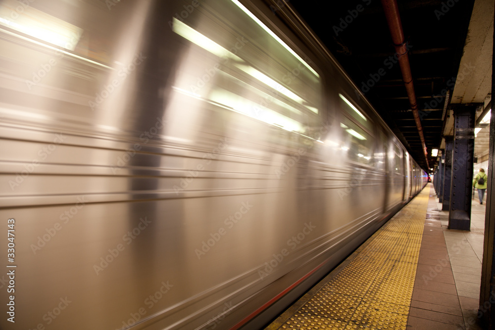 einfahrende U-Bahn