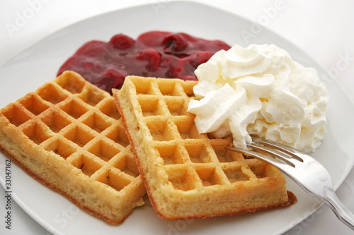 Bild auf Leinwand Waffeln mit heißen Kirschen und Sahne