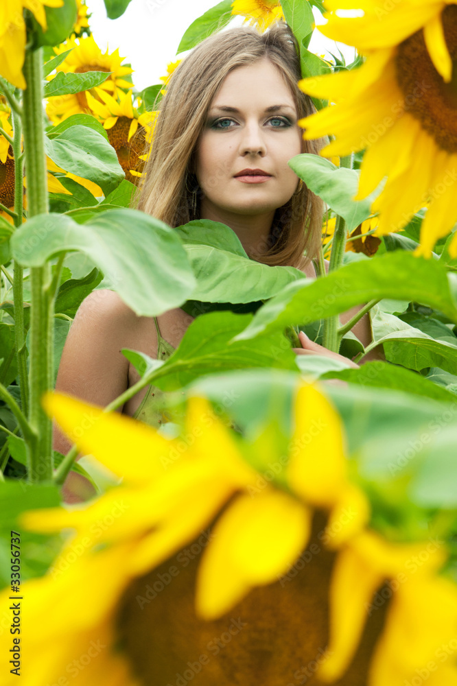Naklejka premium girl with sunflowers