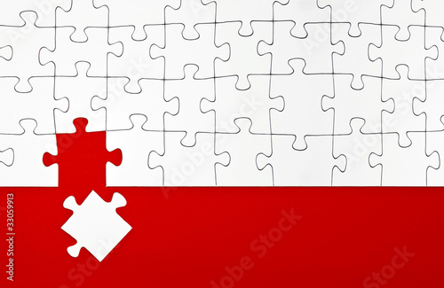 Weißes Puzzle auf rotem Untergrund photo
