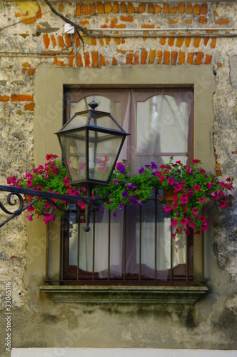 Mediterranes Fenster mit Laterne 3