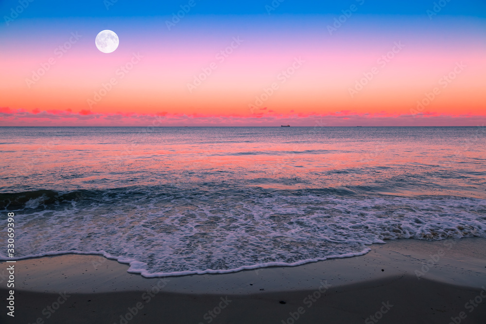 Fototapeta premium Mondaufgang am Meer