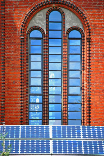 Kirchenfenster und Solarzellen © Anna Reich