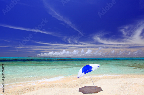 美しい砂浜の上に立つビーチパラソル
