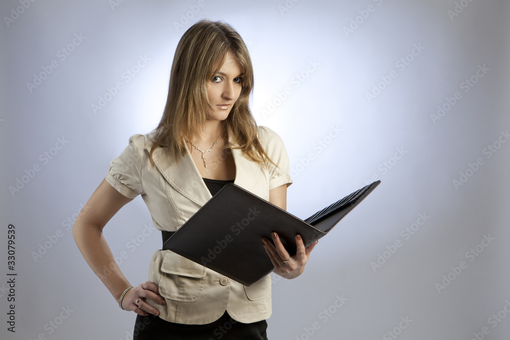 Geschaeftsfrau mit Mappe im Studio vor weissem Hintergrund Geschaeftsfrau mit Mappe im Studio vor weissem Hintergrund