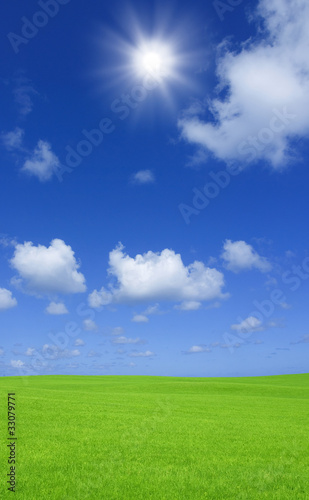 緑の草原と雲と太陽 © MP_P