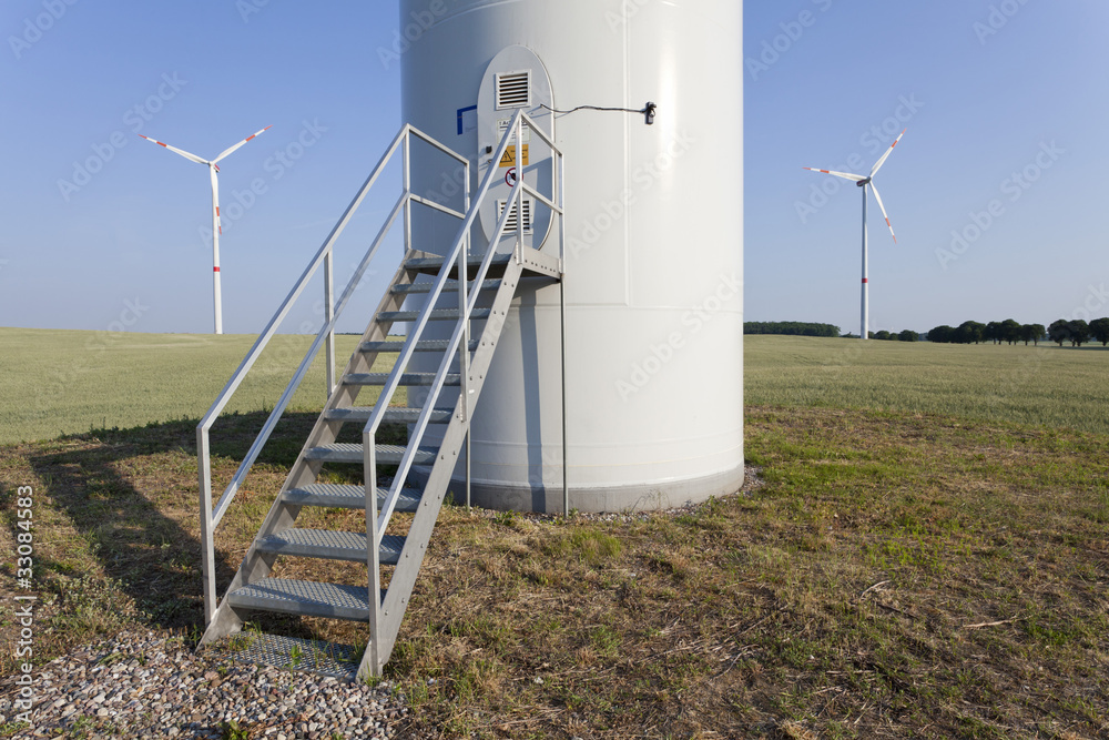 Eingang im Fuß einer Windkraftanlage Eingang im Fuß einer Windkraftanlage