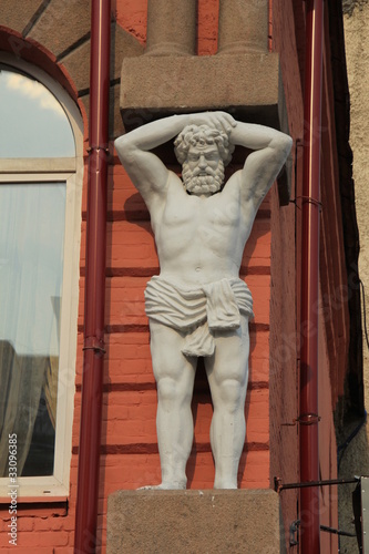 Фрагмент здания со скульптурой мужчины