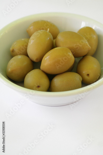 ciotola di olive verdi