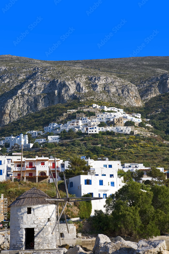 grèce; cyclades; amorgos : village d'Egiali, potamos et moulin