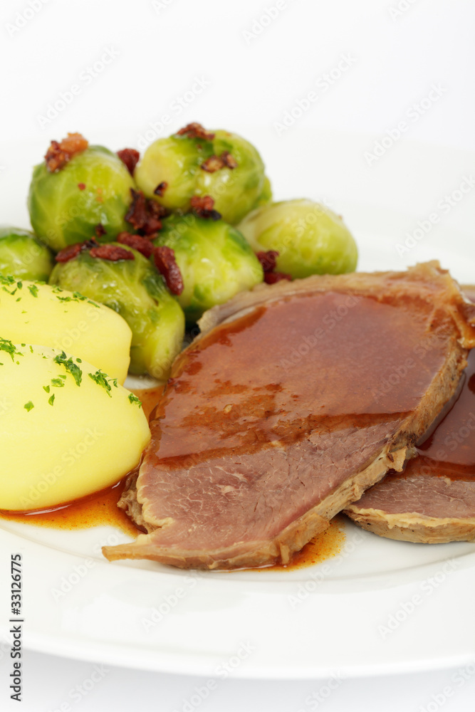 Rinderschmorbraten, Rosenkohl, Salzkartoffeln Rinderschmorbraten, Rosenkohl, Salzkartoffeln