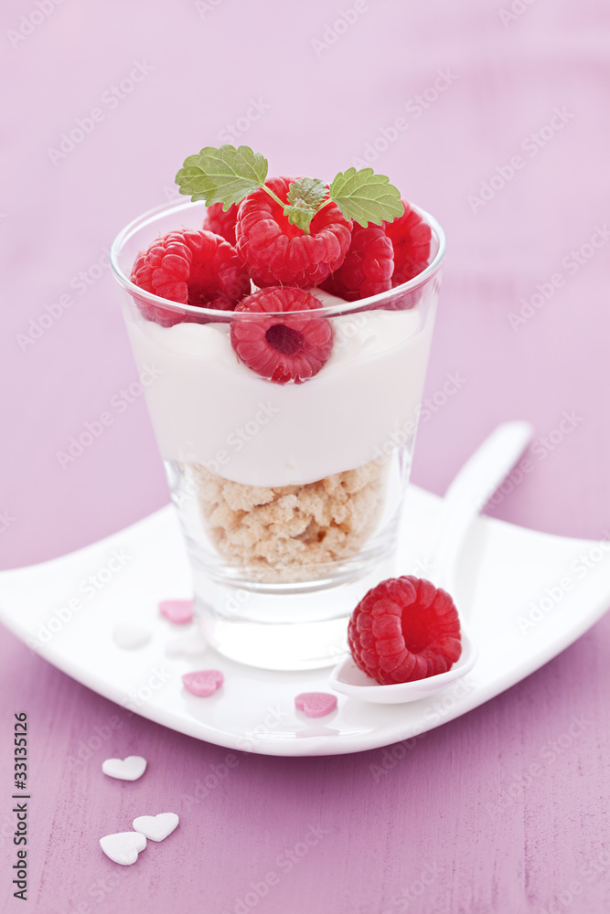 Dessert mit Himbeeren und Minze