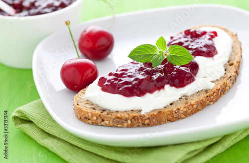 frisches Marmeladenbrot