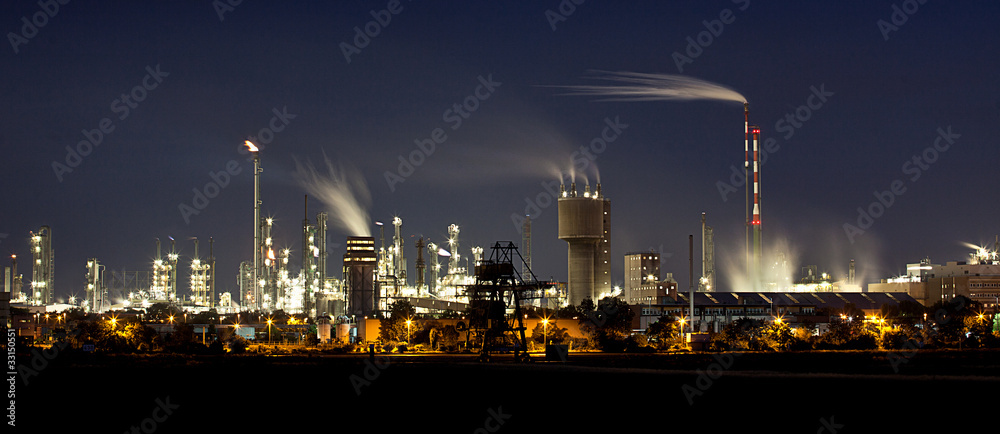 Fabrik bei Nacht