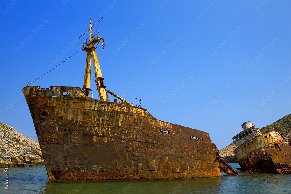 grèce; cyclades; amorgos : épave de cargo grèce; cyclades; amorgos : épave de cargo