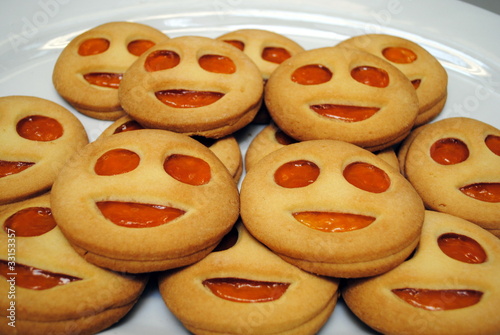 biscotti alla marmellata sorridenti