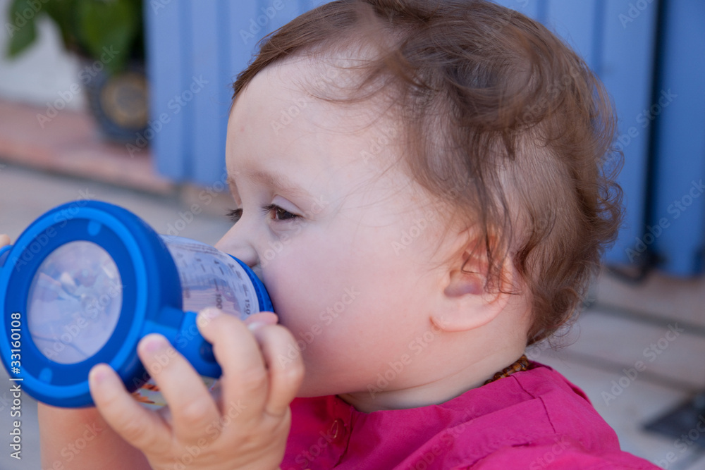 enfant de 11 mois buvant dans son gobelet enfant de 11 mois buvant dans son gobelet