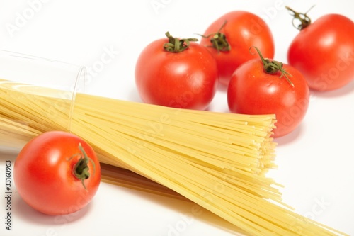 Raw spaghetti and fresh tomatoes