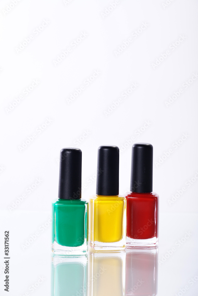 Nagellack in Reihe in rot gelb grün Nagellack in Reihe in rot gelb grün