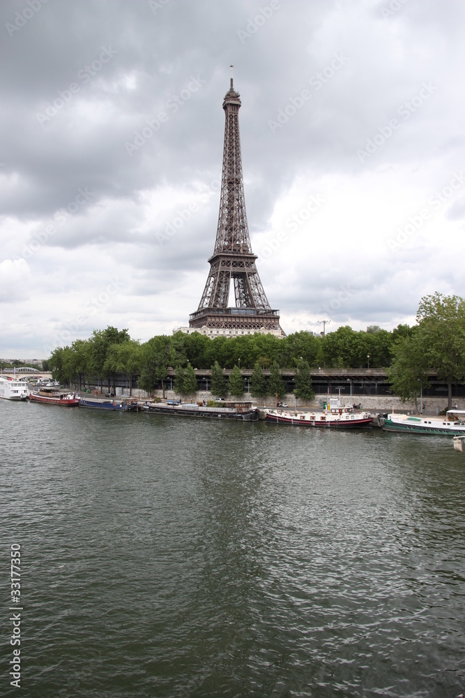 La Tour Eiffel vue depuis le pont de Bir Hakeim
