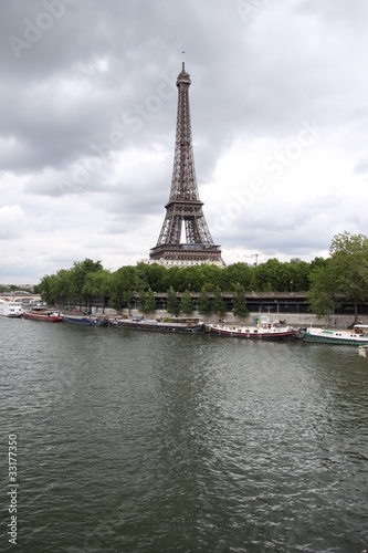 La Tour Eiffel vue depuis le pont de Bir Hakeim © Atlantis